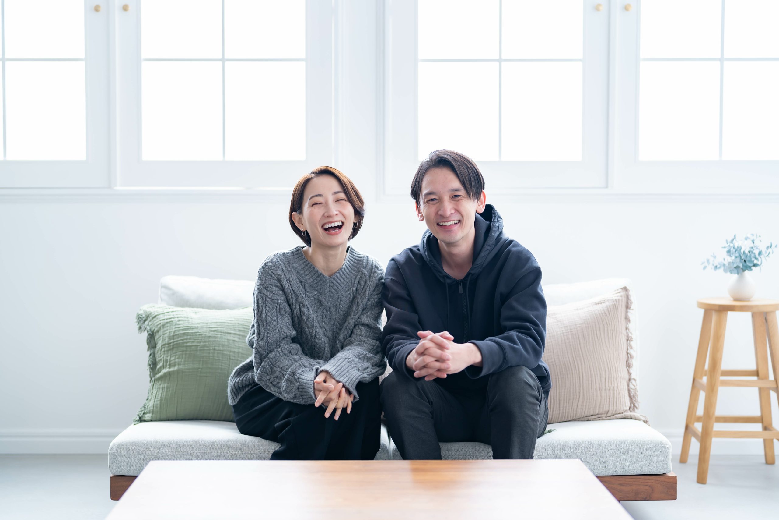 夫婦が笑顔でこちらを見ている