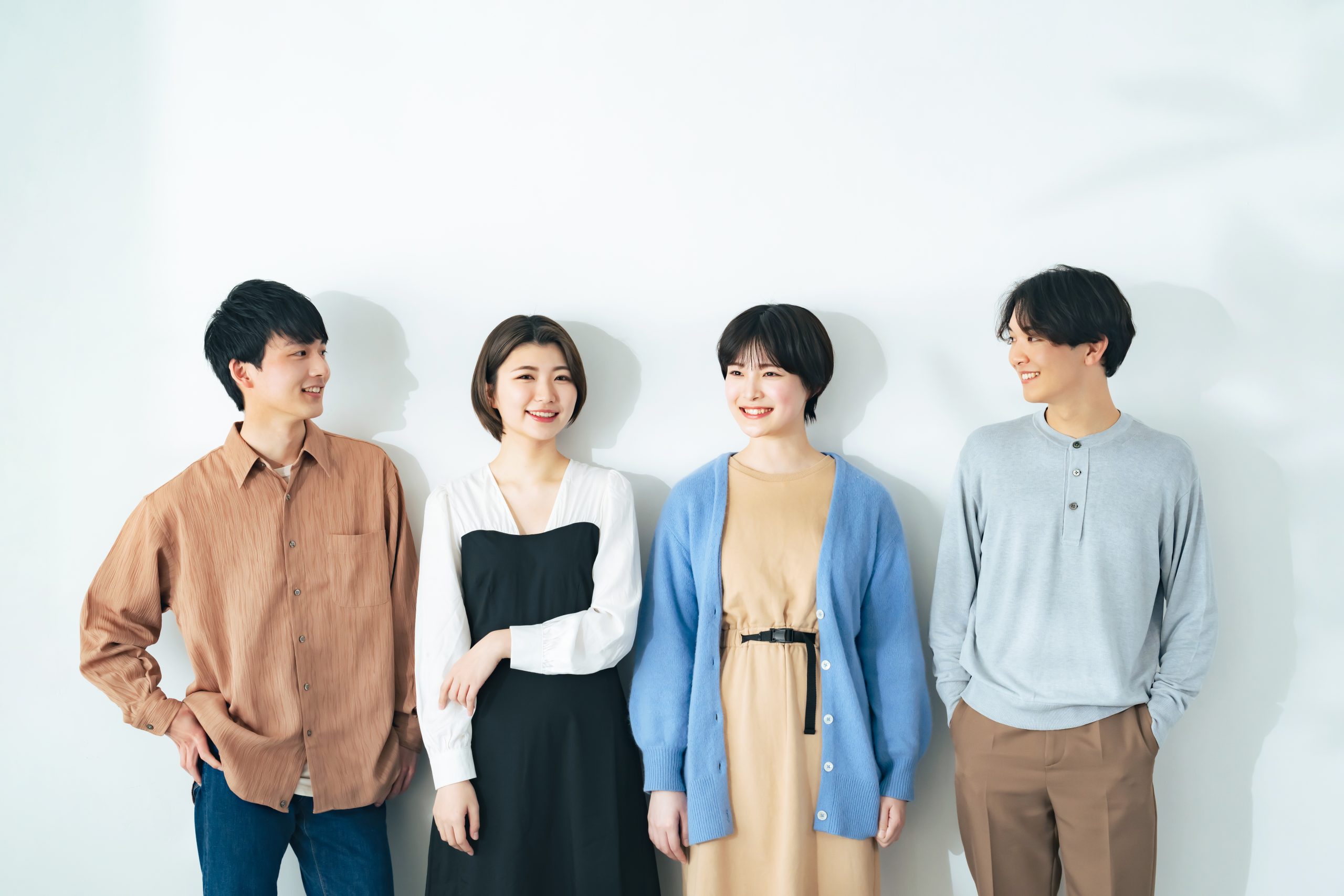 男性2人と女性2が並んで立っている