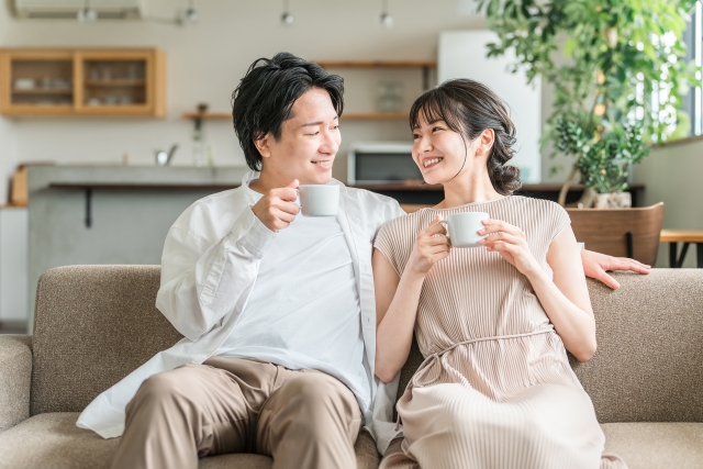 夫婦が笑顔でコーヒーを飲んでいる