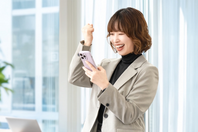 女性がガッツポーズしている