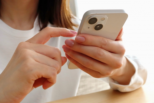 女性がスマホを見ている