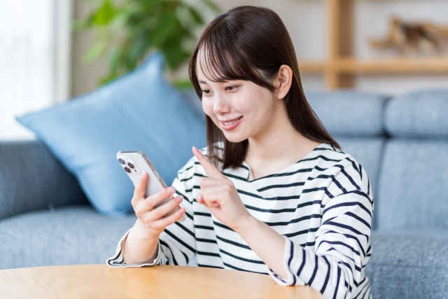 女性がスマートフォンを見ている